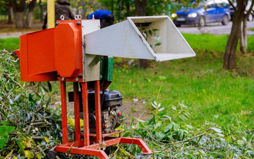 Rębaki do drewna – jaki wybrać ze względu na napęd i budowę?