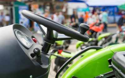 Wspomaganie do traktora – jak zwiększyć wydajność i komfort pracy w polu?