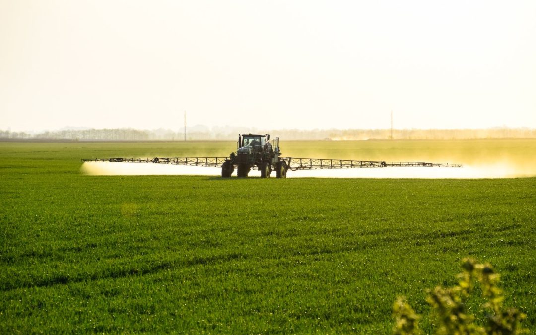 Jak działa opryskiwacz polowy i jakie są jego kluczowe zastosowania?