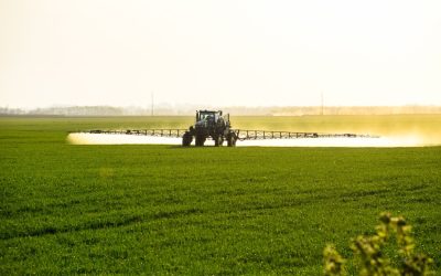 Jak działa opryskiwacz polowy i jakie są jego kluczowe zastosowania?