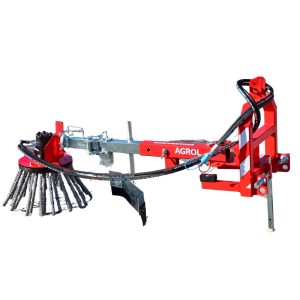 Odchwaszczarka do chwastów pracująca na polu, usuwanie chwastów między rzędami upraw.