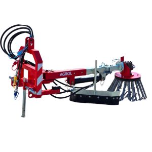 Odchwaszczarka hydrauliczna na polu – widok z bliska na mechanizm roboczy.