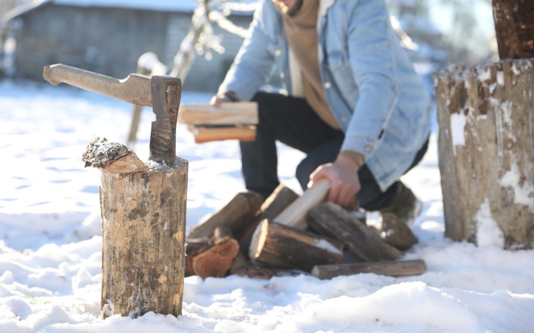 Przewodnik po przygotowaniu drewna na zimę – od rąbania do przechowywania