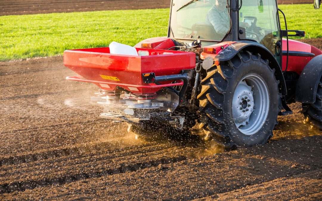 Jak skutecznie nawozić pole? Przegląd nowoczesnych rozsiewaczy nawozu