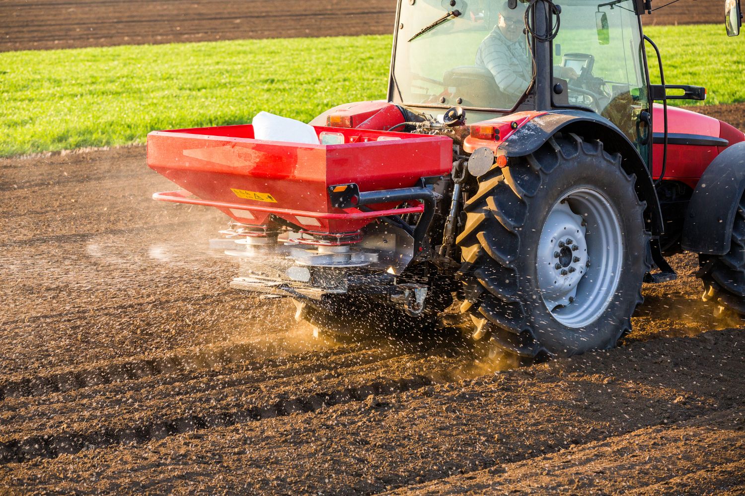 ciągnik z rozsiewaczem nawozu