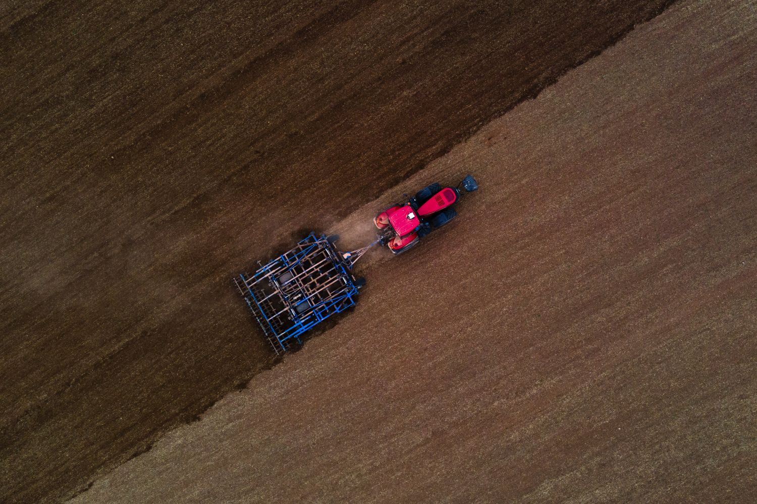 ciągnik pracujący w polu, uprawa bezorkowa, kultywatory, glebogryzarki separacyjne, agregaty uprawowe, wały strunowe