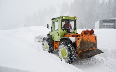 Pługi śnieżne do ciągników – czy warto inwestować w sprzęt do zimowego utrzymania terenu?