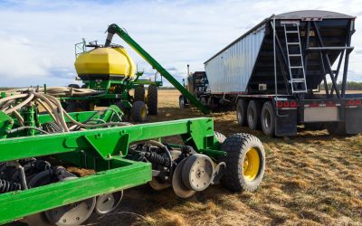 Maszyny do transportu płodów rolnych i nawozów w gospodarstwie – jakie wybrać i dlaczego