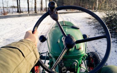 Sezonowe wyzwania dla maszyn rolniczych – przygotowanie na zimę, suszę, powodzie