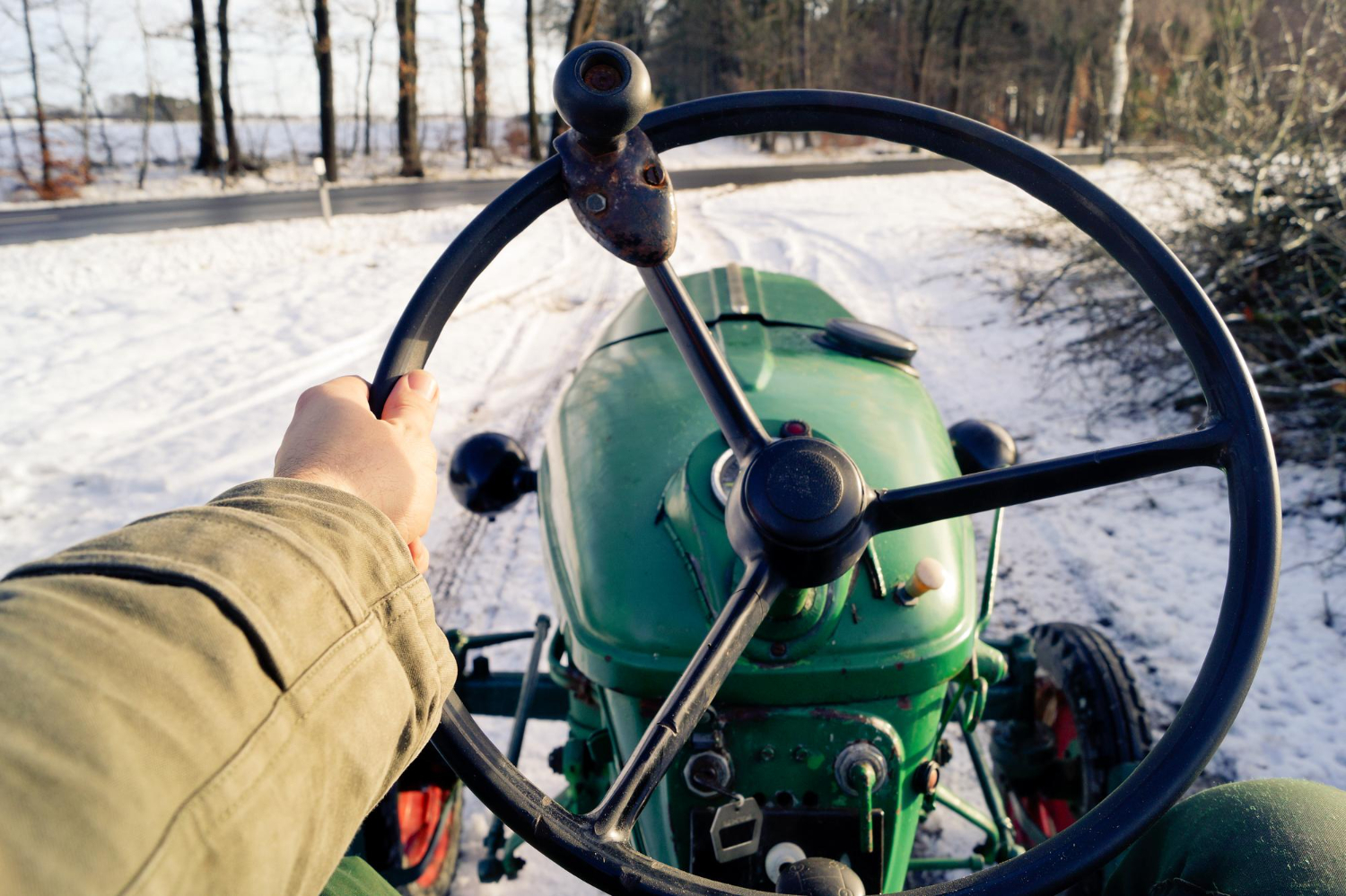 Sezonowe wyzwania dla maszyn rolniczych - przygotowanie na zimę, suszę, powodzie