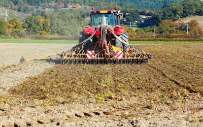 Pługi – klasyczne, obracalne, hydrauliczne – który wybrać?