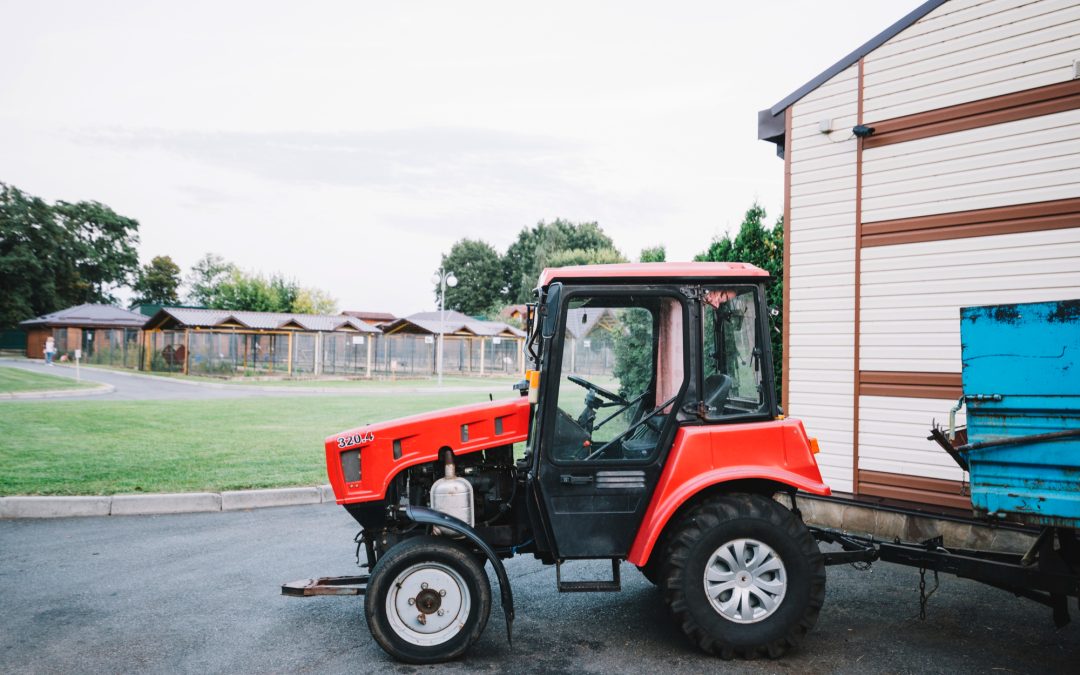 Poradnik wyboru traktorka ogrodowego vs małego ciągnika – co wybrać do małego gospodarstwa?